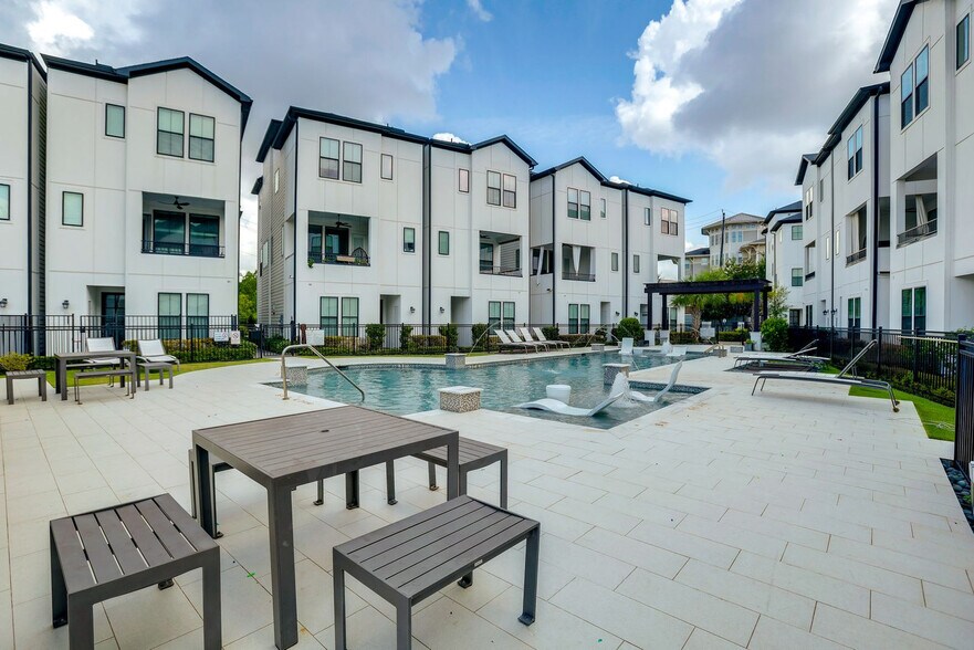 Building Photo - 2716 Grand Fountains Dr