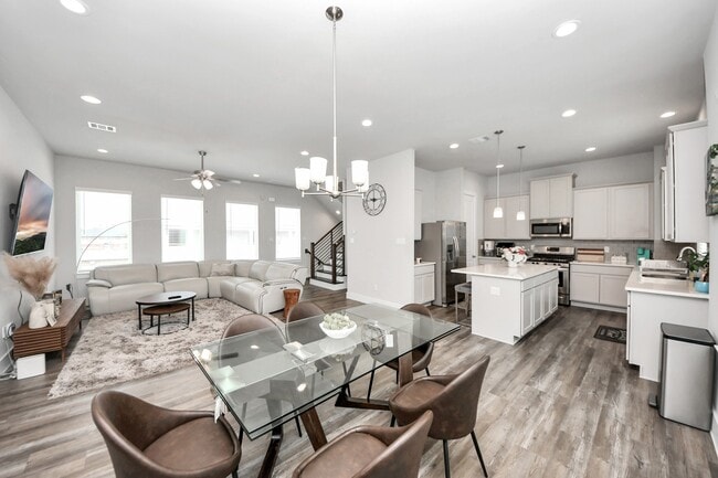 Building Photo - 1743 Cove Cres Ct
