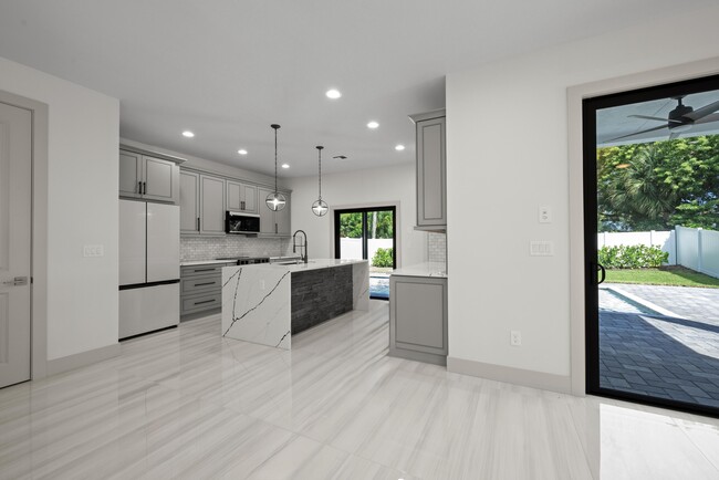 Building Photo - 580 Lucky Ln