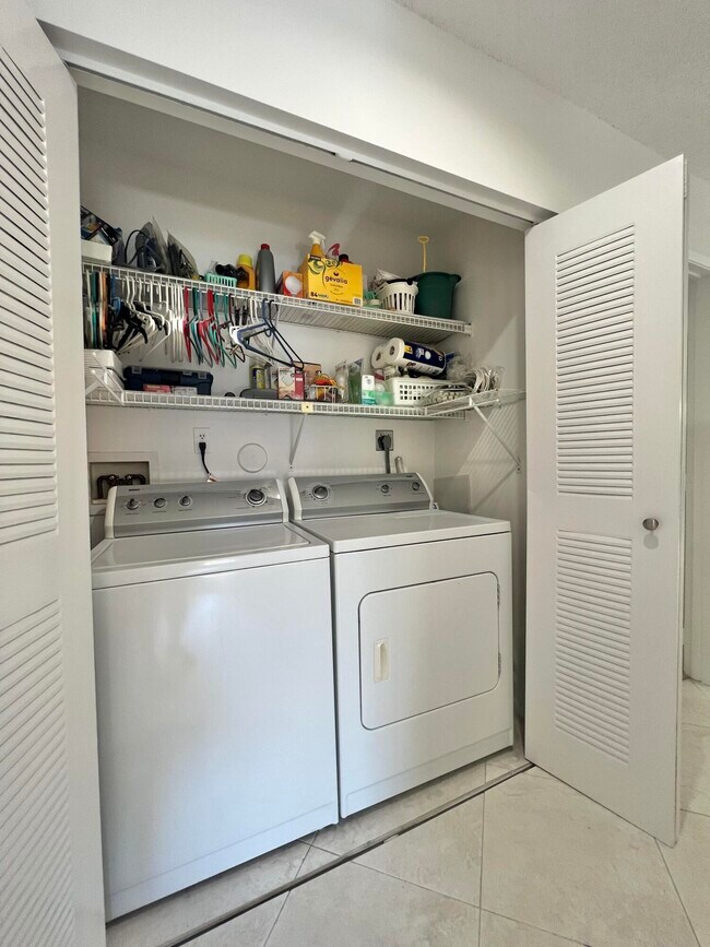 Building Photo - 10756 Bahama Palm Way