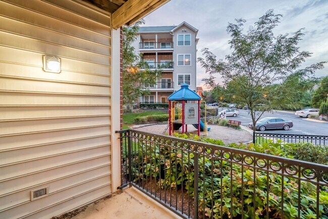 Building Photo - Beautiful 2 Bed 2 Bath Condo Beautiful Com...