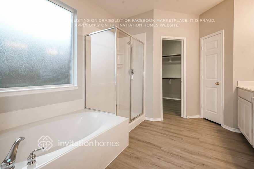 Building Photo - 9501 Links Fairway Dr