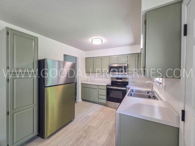 Building Photo - 4 Bedroom Split-Level Home for Rent in Urbandale – 2 Living Areas & Private Backyard!