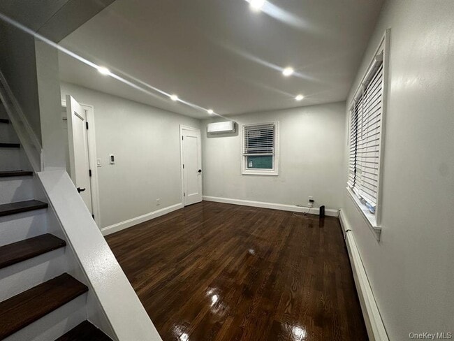 Building Photo - 18 Davis St