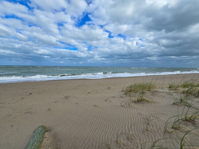 Building Photo - OCEANFRONT FURNISHED ANNUAL ONE BEDROOM ONE BATH