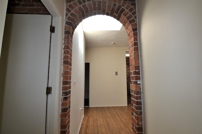 Building Photo - 67 St Germain St