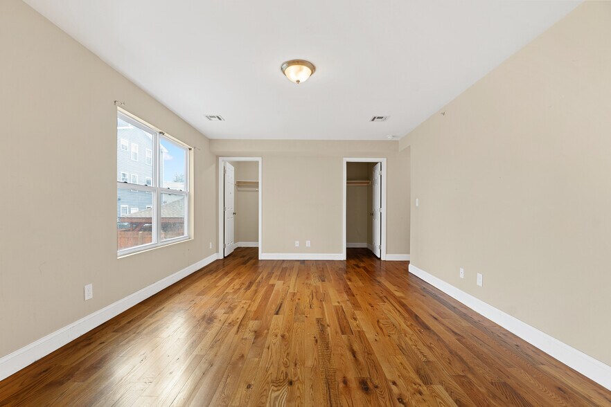 Building Photo - 270 S 20th St