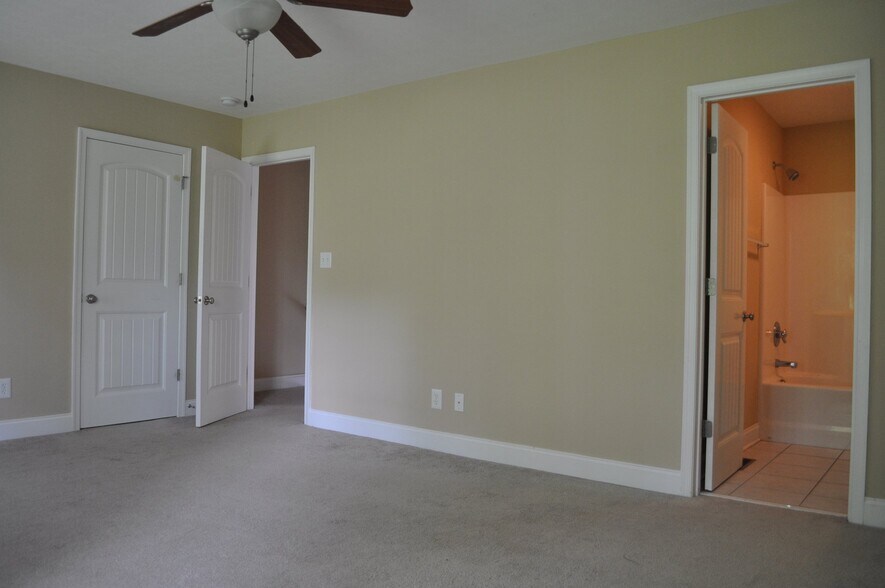 Building Photo - 2009 Lakeside Dr