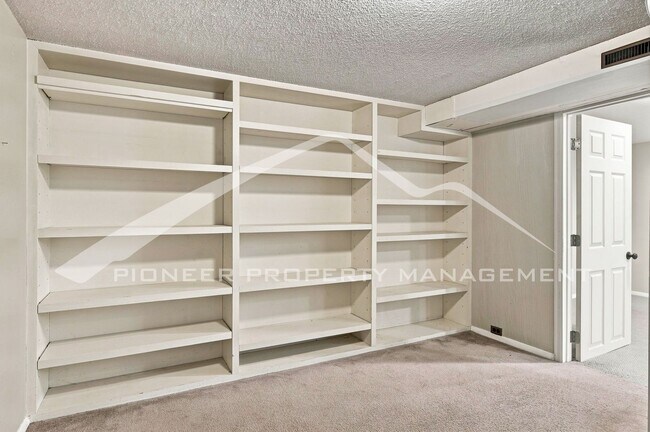 Building Photo - Spacious Home with Central AC and Washer/Dryer
