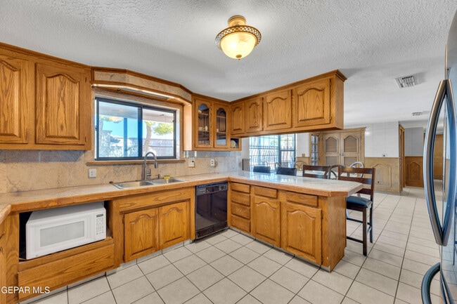 Building Photo - 2153 Trawood Dr