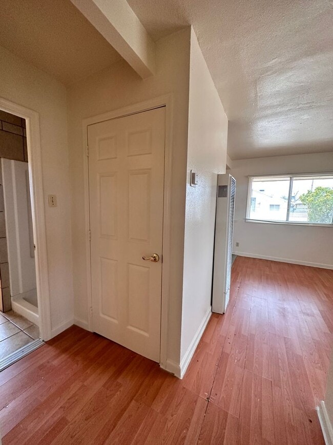 Building Photo - Cute 2 Bedroom Apartment!