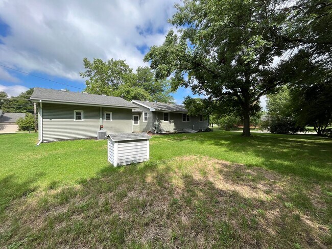 Building Photo - Beautiful 3 Bedroom Home in Normal!