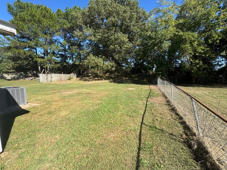 Building Photo - 2208 Mary Jane Dr