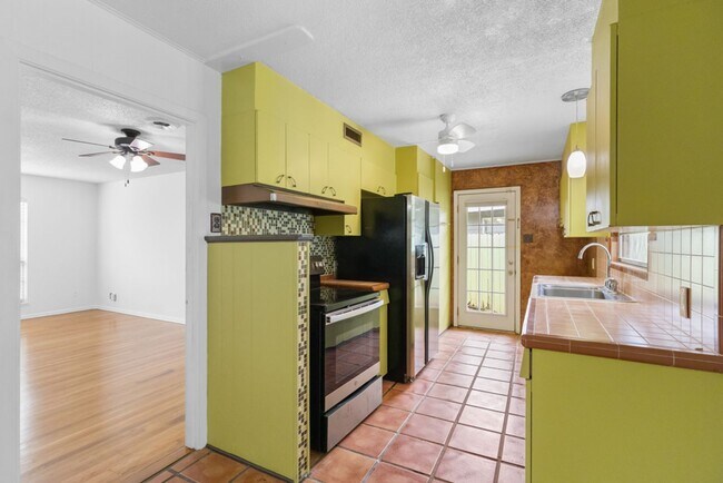 Building Photo - 2 Bed/2 Bath in Northeast Park Subdivision w/ pool