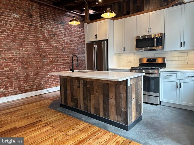 Building Photo - 115 W 13th St