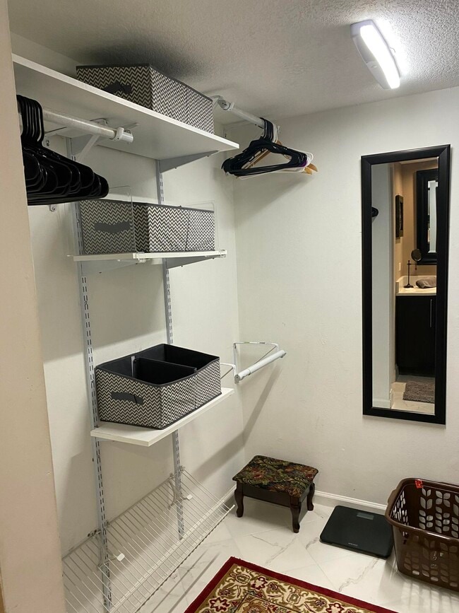 Building Photo - 130 Lakeshore Dr