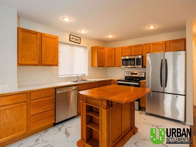 Building Photo - West Hills Gem – Space, Style & Prime Location!