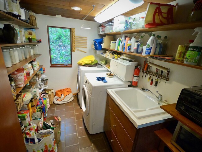 Building Photo - 8/1 Mid Century Modern Private House Bordering Frick Park. 1 of a kind.