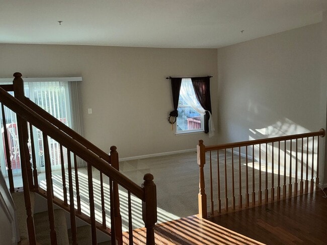 Building Photo - Very well maintained 3BR 2.5BA 3 level townhome located in the Milestone Community of Germantown