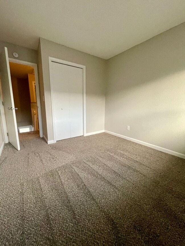 Building Photo - 3 Bed 2 Bath Townhouse, newly renovated!