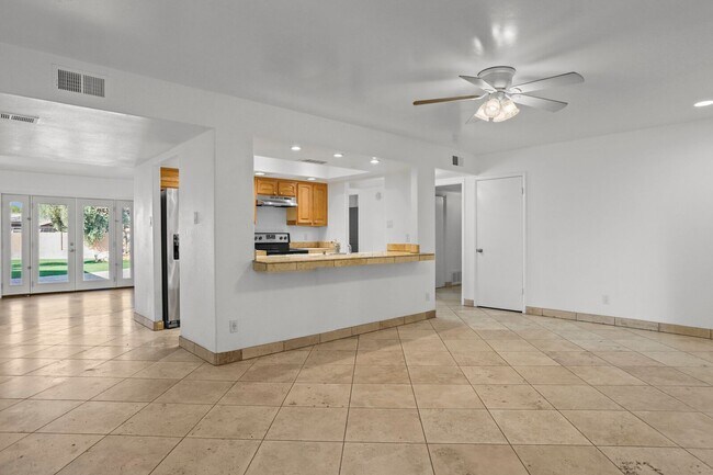 Building Photo - Prime ASU Location 5BR Home with Pool & Garage