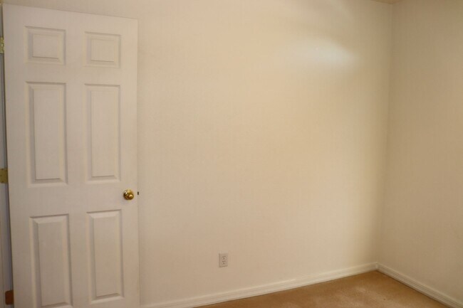 Building Photo - East Side 3 Bed 2 Bath Energy Efficient Pulte Home