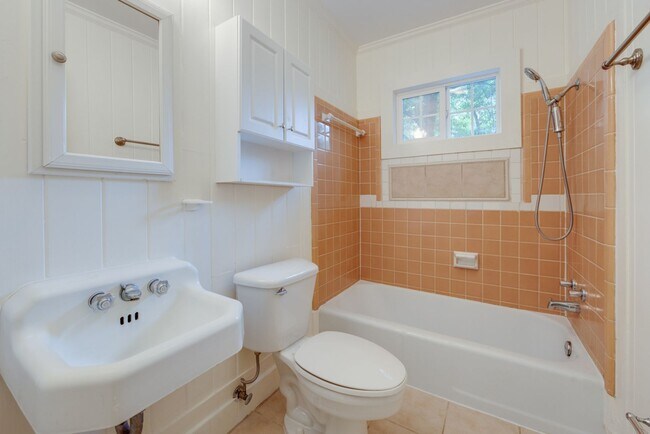 Building Photo - 3 Bedroom, 2 Bath Home Available 10/1/2025...