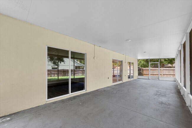Building Photo - Updated 4BR with Bonus Room in Riverview!