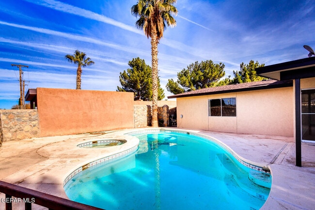 Building Photo - 5572 Fernwood Cir