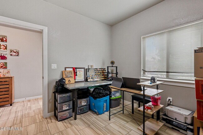 Building Photo - 13925 Lago Vista Ave
