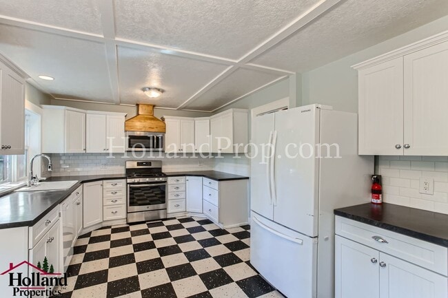 Building Photo - Charming Hillsboro Retreat: Cozy Single-Level Home with Greenhouse & Kids' Clubhouse!