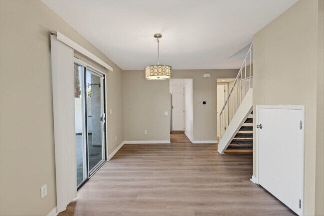 Building Photo - 3 Bedroom Townhome: Prime Location with Pool, Clubhouse and More!