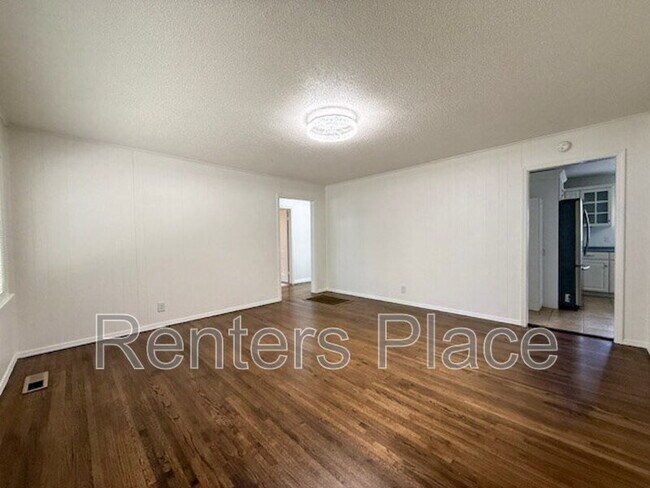 Building Photo - 22 E 53rd Pl