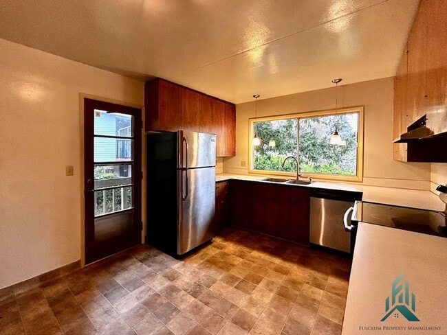 Building Photo - Mid-century Modern Single-family Home for Rent