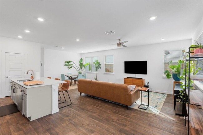 Building Photo - 3204 Egan Dr