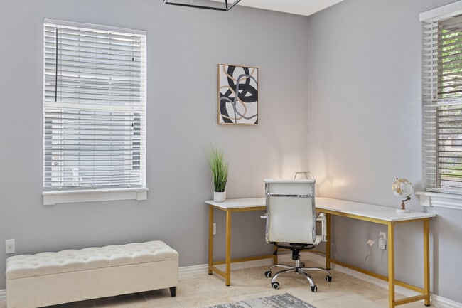 Building Photo - 810 Turner Ave