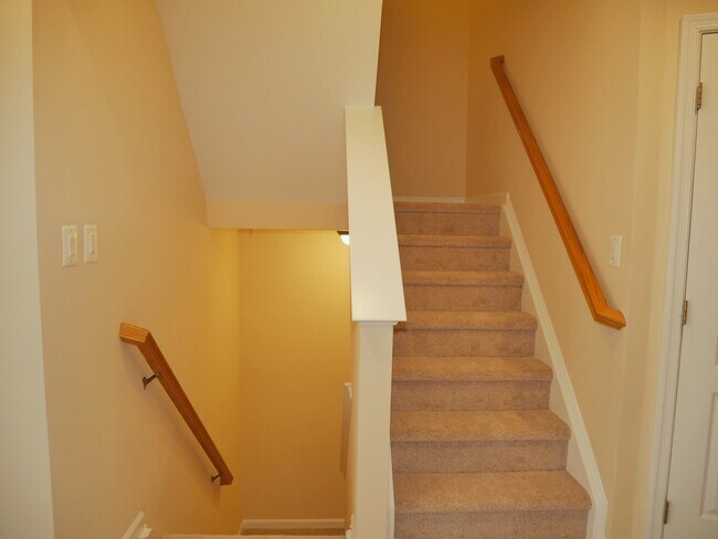 Building Photo - Gorgeous Former Model 4 Bed 2.5 Bath Townh...
