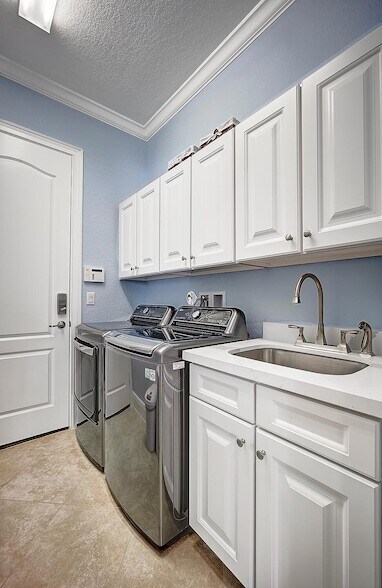 Building Photo - 8980 Lakeview Pl