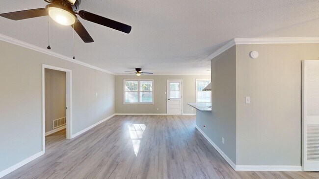 Building Photo - 4 Bed/2 Bath in Daniel Pratt School District