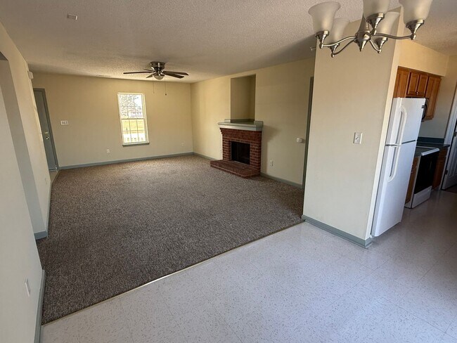 Building Photo - Country Charm