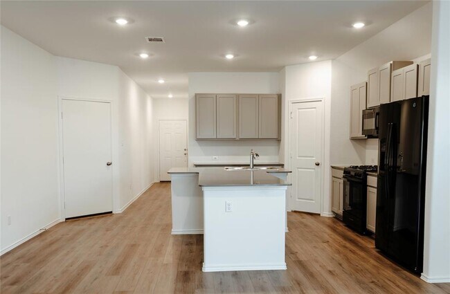Building Photo - 603 Waterway Ave
