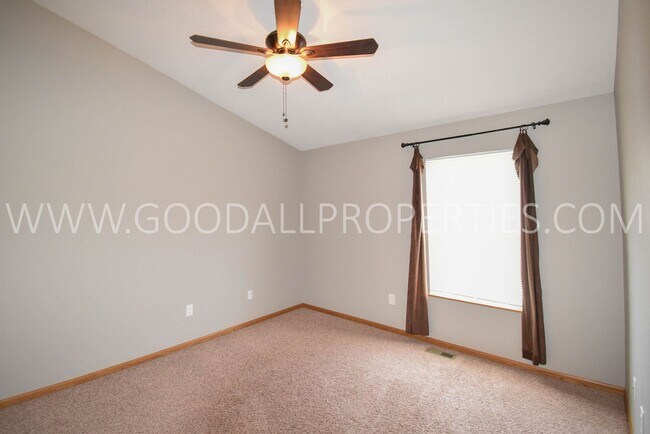 Building Photo - Experience the charm of this 2-bedroom, 2-bathroom townhome in Ankeny with an attached 2 car garage!