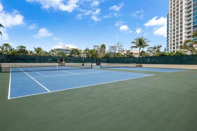 Building Photo - 400 South Pointe Dr