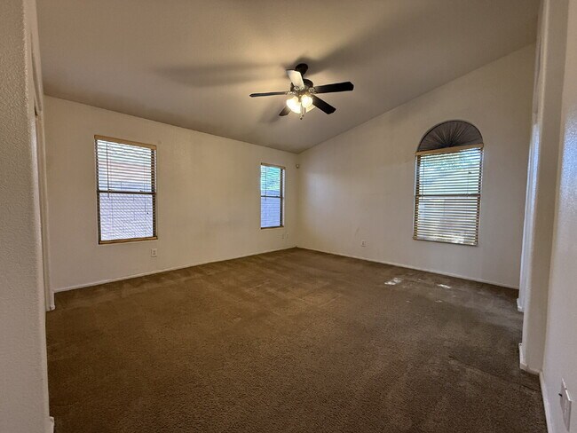 Building Photo - "Charming 3-Bed, 2-Bath in the beautiful Crystal Gardens Lake Community  – Your Perfect Home Awai...
