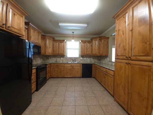 Building Photo - BEAUTIFUL and SPACIOUS 3-bedroom, 2-bathro...