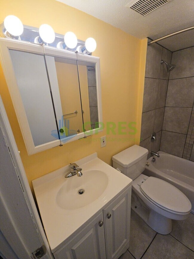 Building Photo - 119 E Sherman St