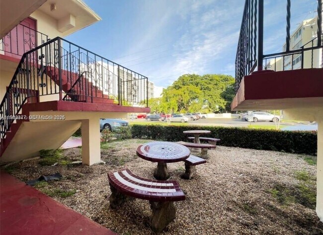 Building Photo - 1120 NE 10th St