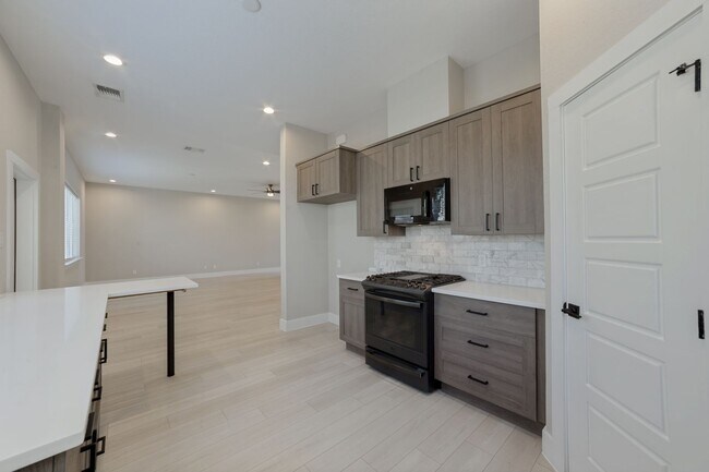 Building Photo - 1618 W Lawndale Dr