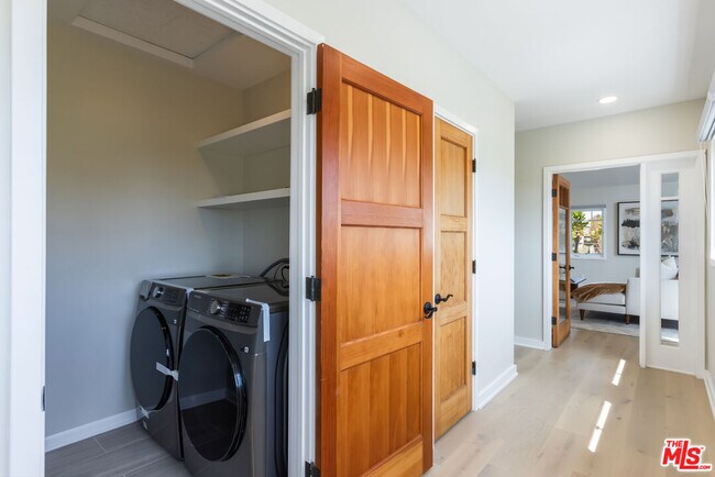 Building Photo - 509 Wynola St