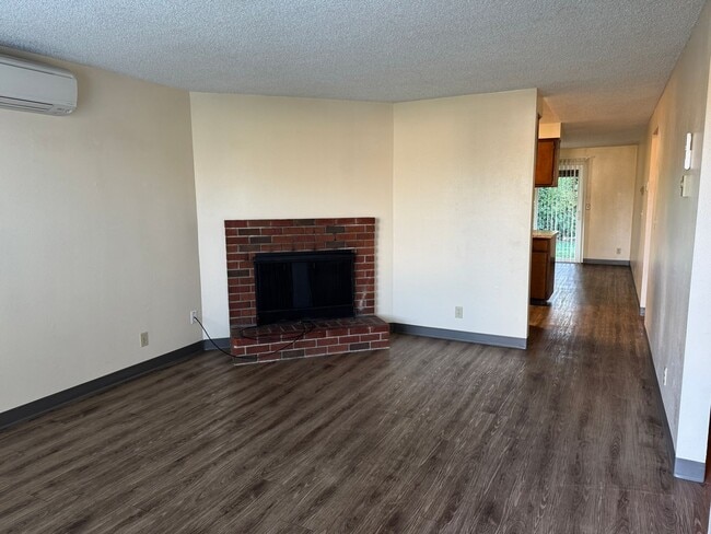 Building Photo - Large single level 2 bedroom 1 bath duplex in Springfield! MOVE IN SPECIAL!